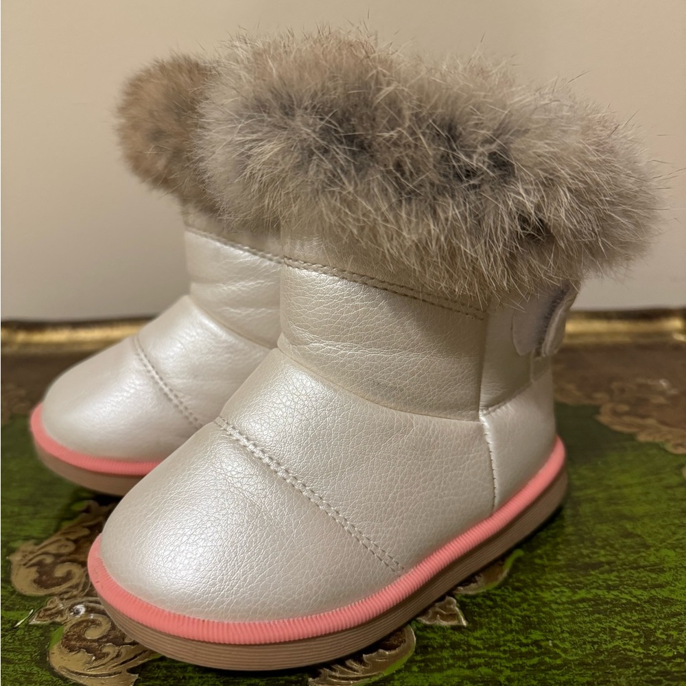 Pearlescent White Fur trimmed toddler boots size 25 (8.5-9T)